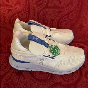 On Cloud Mens 7 or Women’s 8.5